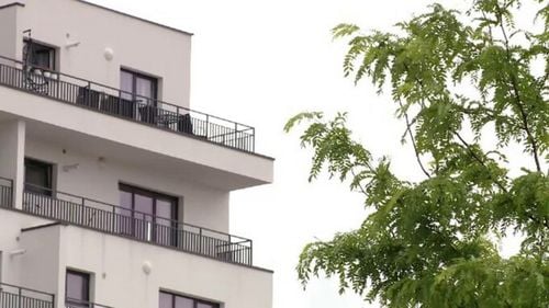 Tot mai mulți români aleg să-și refinanțeze creditele. Băncile se întrec în oferte cu dobânzi fixe sub 5%