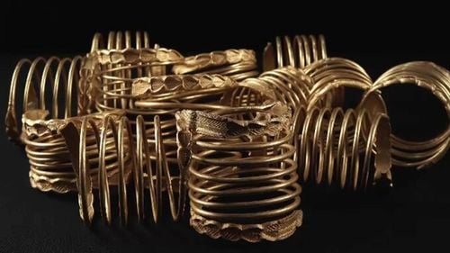 Furtul pieselor din tezaurul dacic. Doi dintre suspecții reținuți ar forma un cuplu și ar avea origini străine