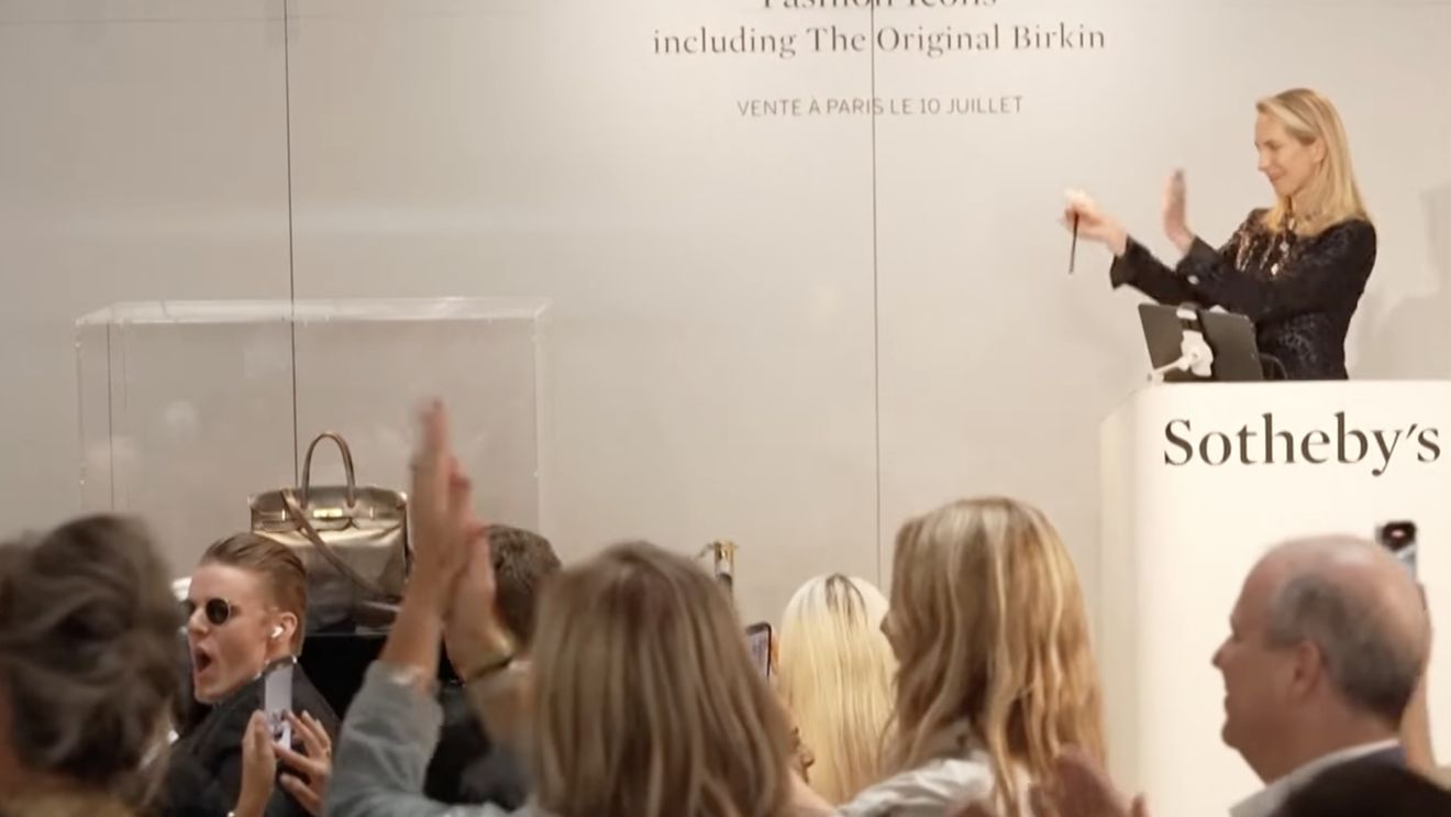 O geantă Birkin care i-a aparţinut lui Jane Birkin, vândută pentru 2,5 milioane euro la o licitație în Abu Dhabi