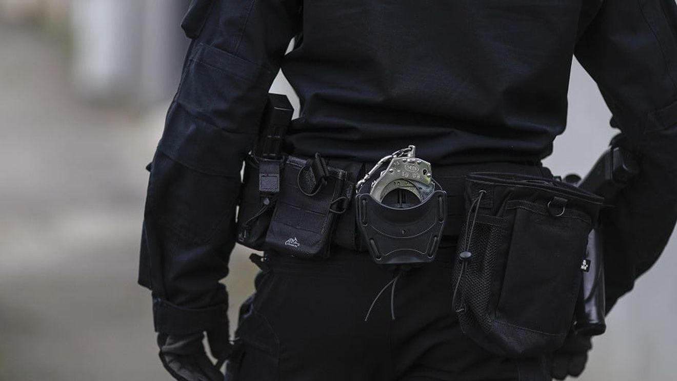 Cei doi funcționari ai Agenției Județene pentru Plăți și Inspecție Socială Ilfov reținuți joi au fost arestați la domiciliu