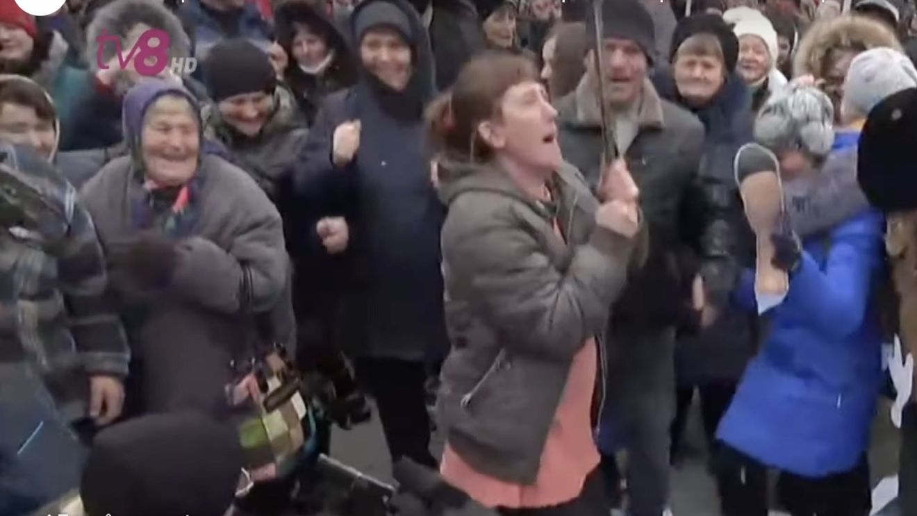 VIDEO Protestatari aduși la Chișinău de Partidul ȘOR, din toate colțurile Moldovei. Unii vorbeau doar limba rusă, alții vizibil turmentați, au cântat și au călcat în picioare fotografia Maiei Sandu. Manifestanții au cerut ca Primăria Chișinău sau Guvernul să le plătească facturile