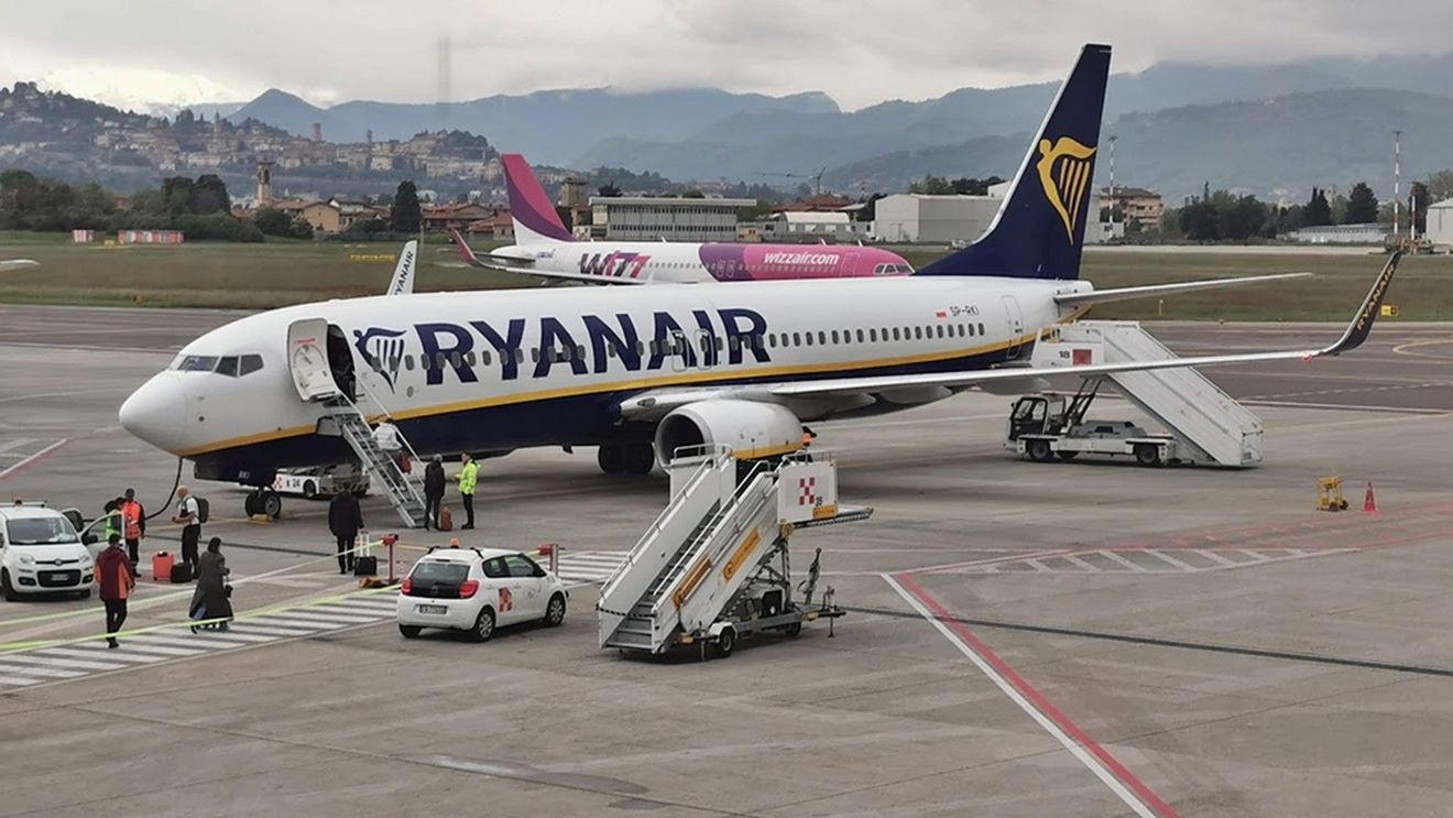 Compania aeriană Ryanair ia în calcul creșterea bonusurilor pentru angajații care identifică bagajele supradimensionate