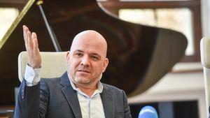 DNA descinde la Filarmonica Sibiu: Managerul și directoarea economică sunt acuzați de abuz în serviciu / Prejudiciu de peste 540.000 lei, bani dați avocaților / CJ Sibiu: Totul e legal