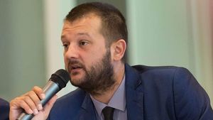 Deputatul Bogdan Bola demisionează din grupul PNL: „Lideri de carton, unii care au îngropat în trecut PNL, alţii abia paraşutaţi în partid, fac azi declaraţii demagogice despre valorile liberale, care numai liberale nu mai sunt”
