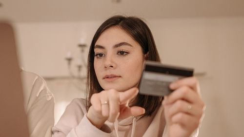 Bitdefender: Hackerii au lansat o nouă campanie de e-mail-uri frauduloase care pretind a fi trimise din partea unor companii de curierat cunoscute pe piața locală, precum FAN Courier, DPD, DHL, Poșta Română și Balcan