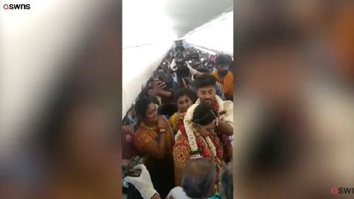 VIDEO Un cuplu indian s-a căsătorit într-un avion pentru a evita restricţiile anti-COVID-19 / 161 de persoane au fost invitate să asiste la ceremonie, în timp ce în India este permis un număr maxim de 50 de invitaţi la o nuntă