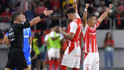 Dinamo a spulberat campioana! „Câinii” au învins Universitatea Craiova cu 5-1, într-un derby cu eliminare și intervenții VAR