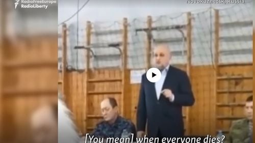 VIDEO Mame ale soldaților ruși trimiși în Ucraina îi reproșează guvernatorului unei regiuni siberiene că fiii lor sunt folosiți drept „carne de tun”