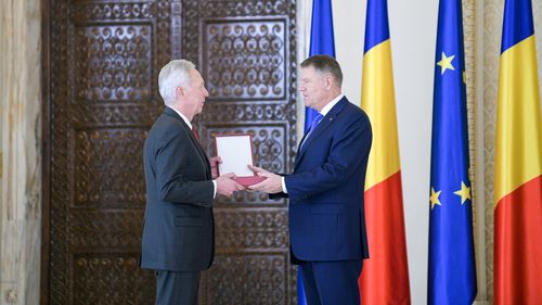 Președintele Iohannis l-a decorat pe ambasadorul american la București, Hans Klem: Parteneriatul strategic dintre România şi SUA, mai solid şi mai dinamic