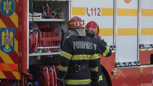 UPDATE Incendiu la un vagon de tren, în orașul Titu / Pasagerii au fost evacuați, intervin pompierii