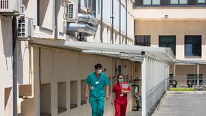 Bani în plus pentru angajații din Sănătate: între 500 și 1.000 de lei pentru gărzile medicilor, 500 de lei pentru asistenții medicali și sume pentru zilele libere lucrate / Angajările în sistemul medical au fost deblocate