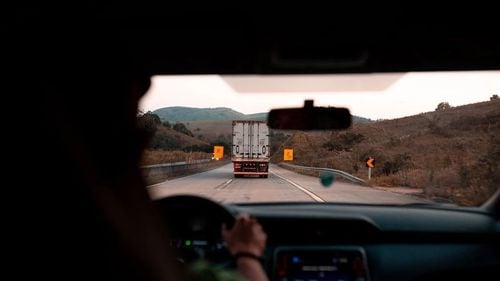 Din 15 ianuarie intră în vigoare „rovinieta de Braşov” /  Transportatorii de mare tonaj vor plăti pe unele artere din județ o taxă care poate ajunge până la 1.500 de lei pe un an