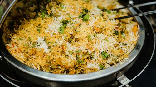 Orezul biryani este ca o foaie albă pe care mirodeniile Asiei au desenat mii de gusturi. De origini persane, înseamnă nenumărate combinații aromatice adăugate în straturi peste orezul cu bob lung