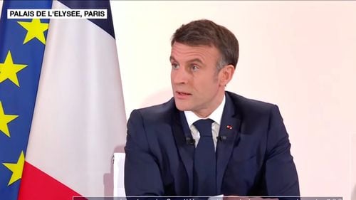 Uniforma va deveni obligatorie în toate școlile din Franța din anul 2026, vrea președintele Emmanuel Macron, dacă se dovedește că ajută la combaterea discriminării în școli