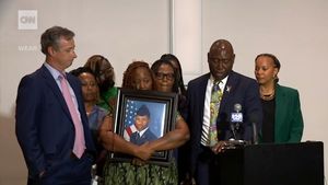 Un militar american a fost ucis de poliţie în apartamentul său din Florida, iar familia susține că oamenii legii au descins la adresa greșită / Roger Fortson avea 23 de ani