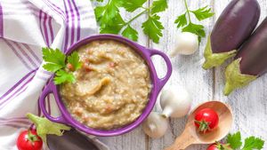 Salată de vinete light: la fel de delicioasă și cremoasă, dar fără pic de ulei / Este potrivită pentru persoanele care țin dietă