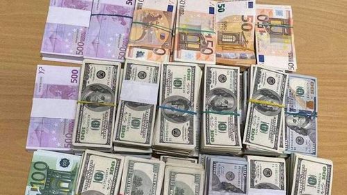 Doi ucraineni prinși cu 700.000 de dolari și 250.000 de euro nedeclarați, în Vama Siret-Porubne / Banii au fost confiscați