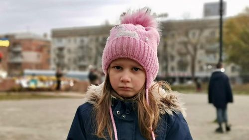 Expoziția de fotografie de război "Nadia. Vieţi în vreme de război" a echipei TVR, deschisă la Muzeul Regional de Artă din Cernăuți / ”Aceste fotografii sunt vii, se simte în ele viaţa”