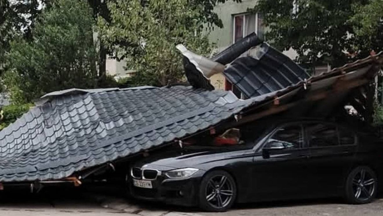 Acoperişuri desprinse şi copaci doborâţi de vânt în mai multe localităţi din Botoșani