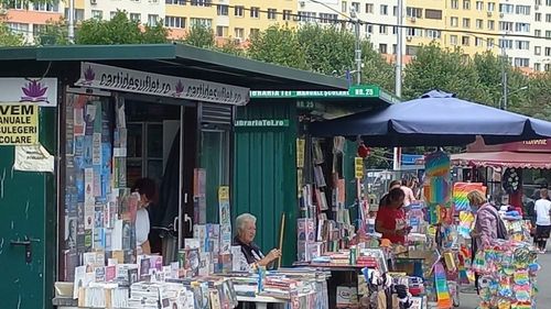 Chioșcurile improvizate sufocă trotuarele Bucureștiului. Numai în Sectorul 2 sunt 350 de tonete/ Primăria Sectorului 5 susține că nu are niciun chioșc amplasat ilegal