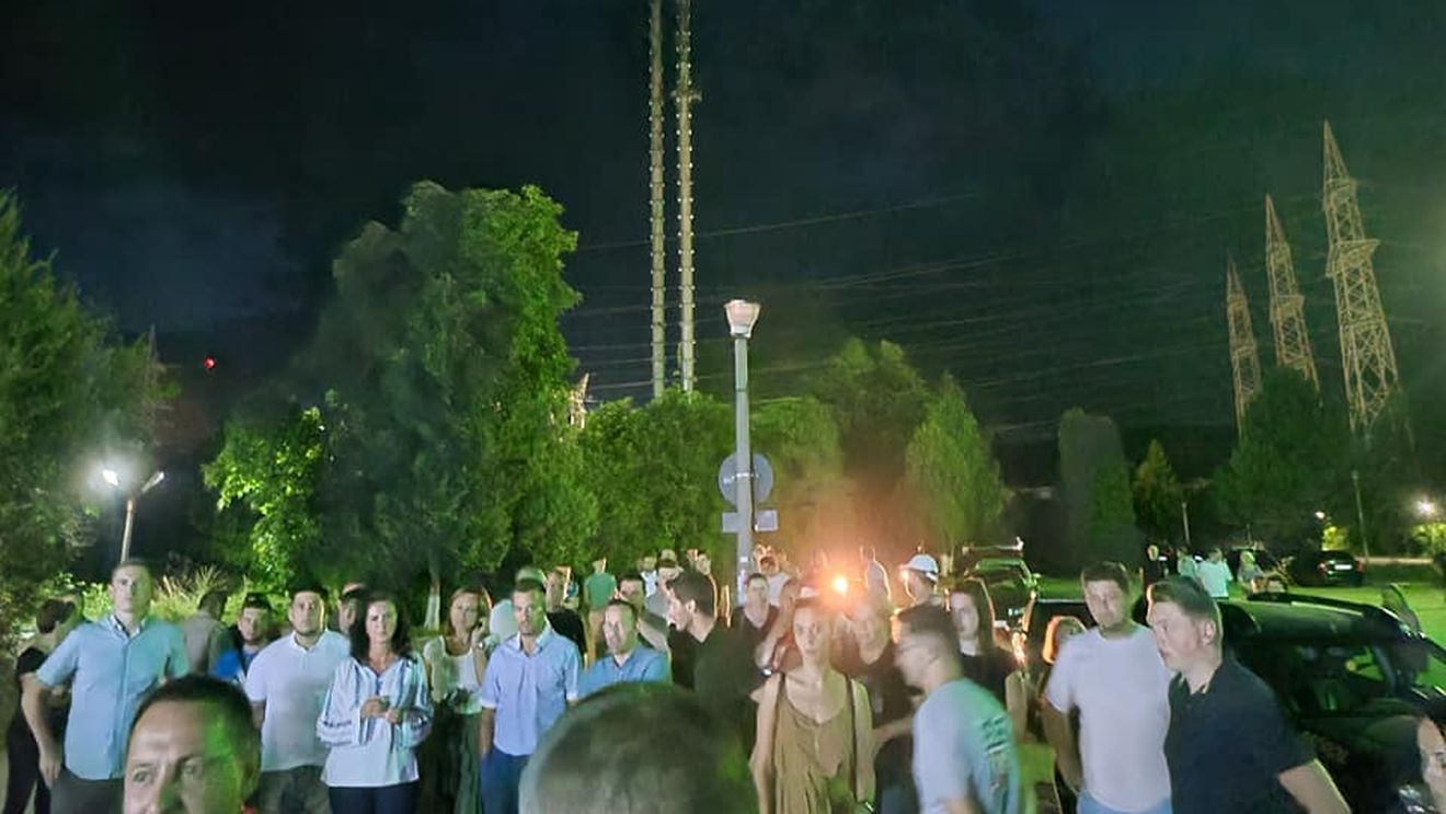 VIDEO Zeci de persoane s-au adunat să protesteze în fața Termocentralei Mintia,  dat fiind că aceasta se va închide