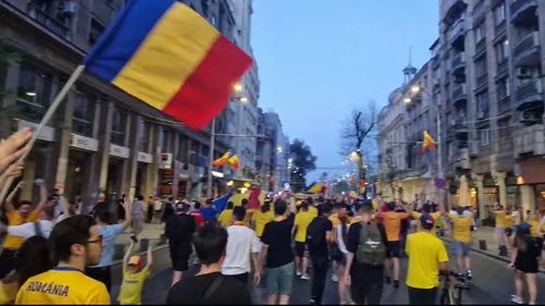 UPDATE/VIDEO Bucurie în stradă după calificarea României în optimi la Euro 2024: Calea Victoriei din București, inundată de steaguri tricolore și tricouri galbene / Fanii au sărbătorit la Universitate