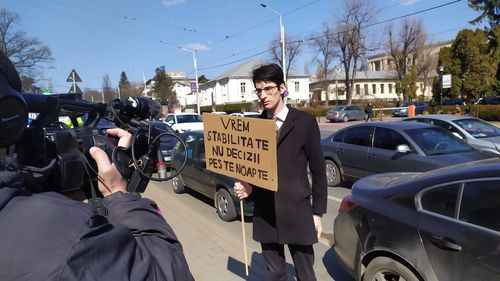 Protest în Iași pentru continuarea cursurilor în sistem online / Studenții sunt nemulțumiți  pentru că decizia de a renunța la online a venit după începerea semestrului 2 și nu mai găsesc locuri de cazare