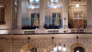 VIDEO Jucătorii Franţei, vicecampioana mondială, aclamaţi de zeci de mii de suporteri în Place de la Concorde