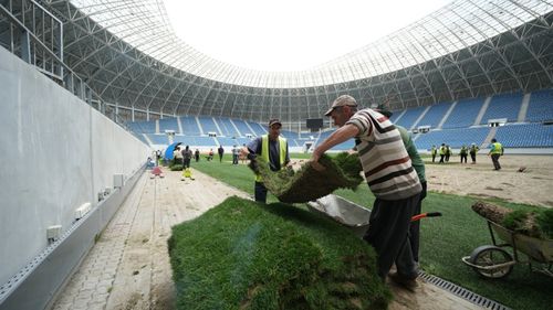 Gazonul de pe stadionul din Craiova, mutat într-un parc din municipiu din cauza unui festival / Lia Olguța Vasilescu: ”Urma să fie stricat de podeaua de protecție” / 600.000 de euro a costat gazonul montat în toamnă