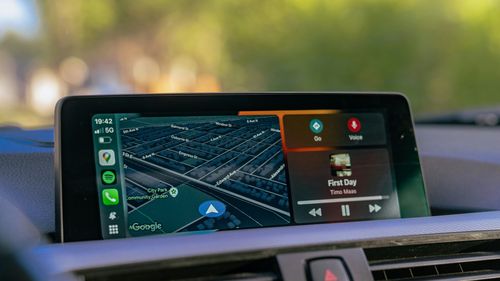 Apple ar putea permite în curând chatbot-urilor cu inteligență artificială, precum ChatGPT și Gemini, să fie disponibile pe CarPlay