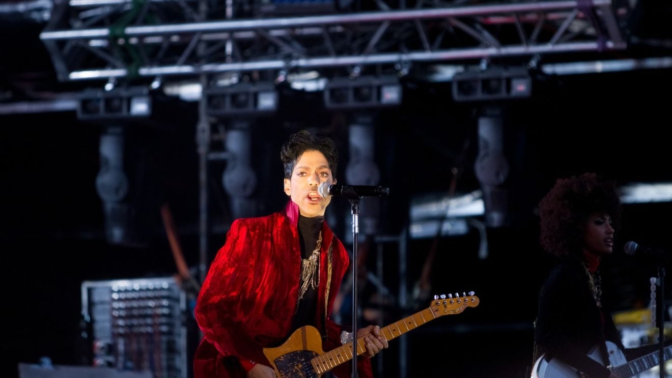 Patru dintre cele mai dezavantajoase înțelegeri din istoria divertismentului și a sportului profesionist: De ce și-a schimbat Prince numele și cât a câștigat actorul somalez Barkhad Abdi din ”Captain Phillips”