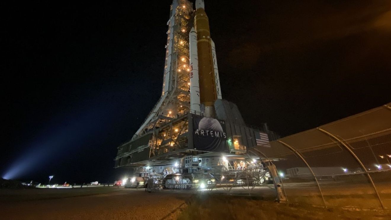 Artemis, megaracheta NASA cu o înălțime de aproape 100 de metri, este pregătită pentru lansarea spre Lună, peste 12 zile