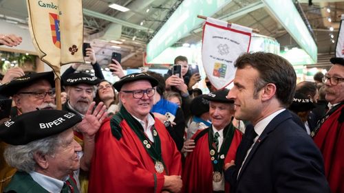 Emmanuel Macron a promulgat rapid controversata lege care crește vârsta de pensionare în Franța și care a provocat proteste și greve masive