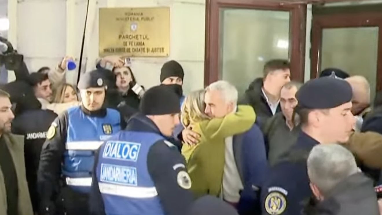 Călin Georgescu, înconjurat de bodyguarzi la instanță, unde a contestat controlul judiciar. Magistrații au rămas în pronunțare