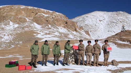 Soldaţi indieni şi chinezi au făcut schimb de cadouri de-a lungul frontierei lor disputate din Himalaya