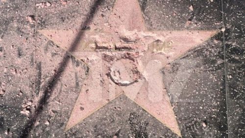 Un bărbat deghizat în Hulk a distrus, pentru a patra oară, steaua lui Donald Trump de pe Hollywood Boulevard