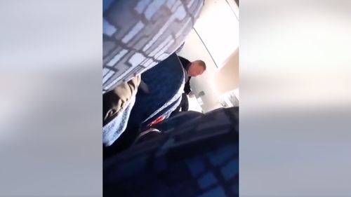 VIDEO Șoferul unui microbuz de transport public din Bacău care a lovit cu pumnii o bătrână a fost reținut