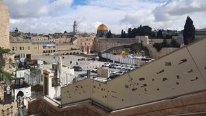 Evreii se roagă pe Muntele Templului/Esplanada Moscheilor de la Ierusalim, pe măsură ce status quo-ul vechi de aproape 60 de ani începe să se schimbe / Reportaj Jerusalem Post