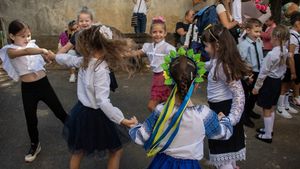 Aproape 48.000 de copii ucraineni refugiați sunt în România, dar mai puțini de 4.000 sunt înscriși ca elevi sau audienți în școli / Oficial de la București: Guvernul ucrainean nu recunoaște studiile în niciun stat european, lucrăm la rezolvarea situației