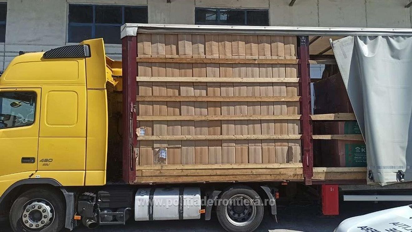 Cea mai mare captură de țigări de contrabandă a anului: un camion plin cu 162.000 de pachete
