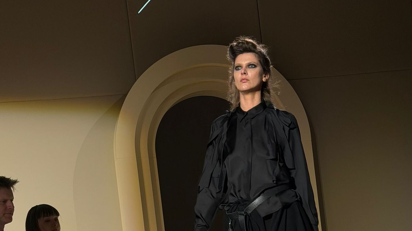 Carmen Secăreanu, colecția toamnă-iarnă 2026/2027 la Mercedes-Benz Bucharest Fashion Week: siluete fluide, croitorie precisă și contraste controlate într-o colecție despre dualitate