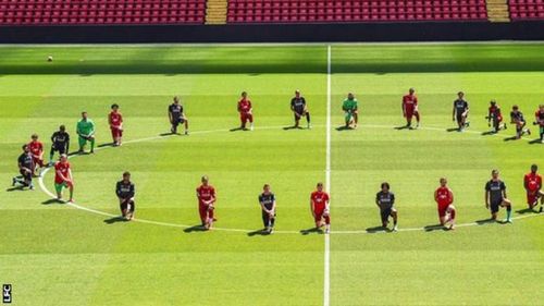 Fotbaliștii de la Liverpool au îngenuncheat pe stadionul Anfield în semn de suport, după ce afro-americanul George Floyd a fost ucis de un polițist din Minneapolis