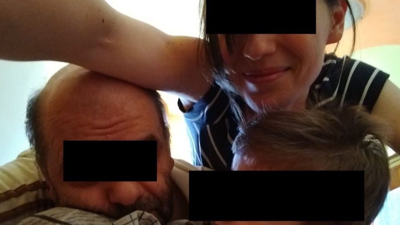 Copil de un an, violat de mamă, în timp ce tatăl îi fotografia. S-au predat singuri, din răzbunare, la divorţ