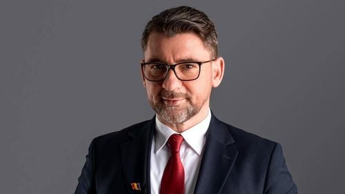 EXCLUSIV VIDEO În plină campanie de austeritate, prefectul PSD de Suceava își etalează Mercedesul S Class și un hanorac de 800 de euro în reclama pentru o spălătorie auto