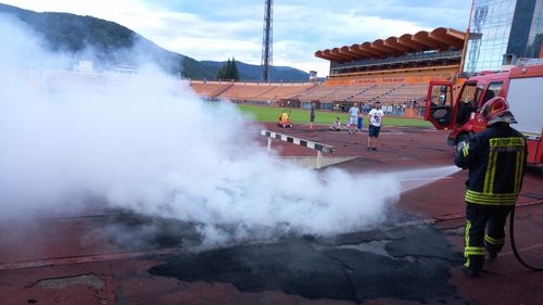 Incendiu în incinta Stadionului Municipal „Ceahlăul” din Piatra-Neamț / Focul ar fi fost provocat de un grup de copii