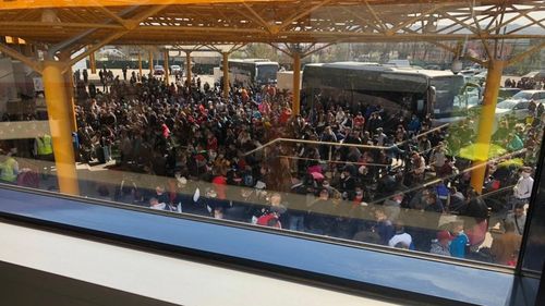 Ministerul Transporturilor a stabilit în ce condiții pot pleca românii la muncă în străinătate. Oamenii trebuie echipați cu măști și mănuși de agenții de recrutare
