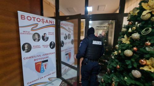 Fostul director al Spitalului Județean Botoșani, directorul de îngrijiri și alte persoane de la administrativ, arestate preventiv în dosarul DNA de luare de mită și trafic de influență, au decis judecătorii Tribunalului Suceava