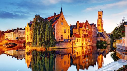 „Sunt pur și simplu prea mulți vizitatori": Cum abordează orașul belgian Bruges problema turismului excesiv?