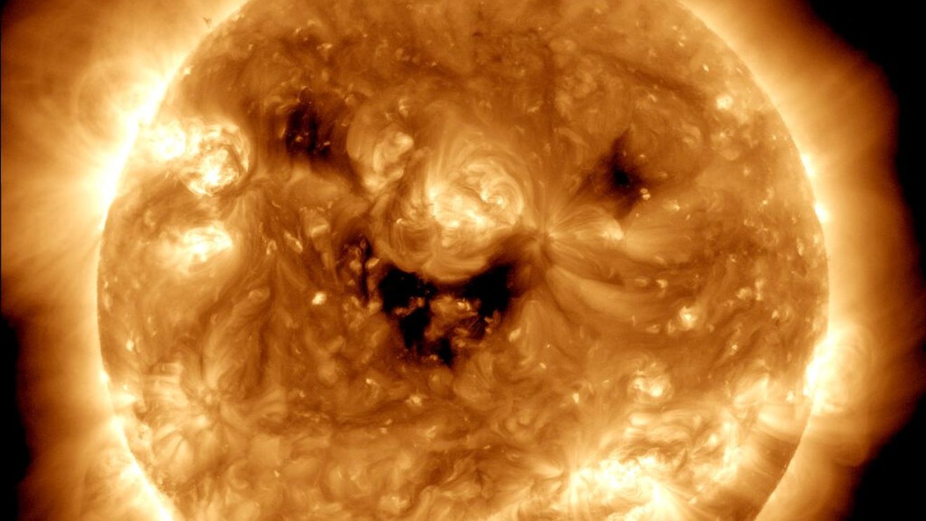 NASA surprinde o imagine inedită cu soarele „zâmbind”