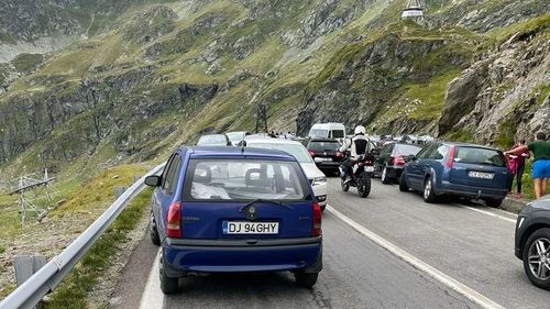 Circulaţie îngreunată pe Transfăgărăşan din cauza fluxului mare de turişti